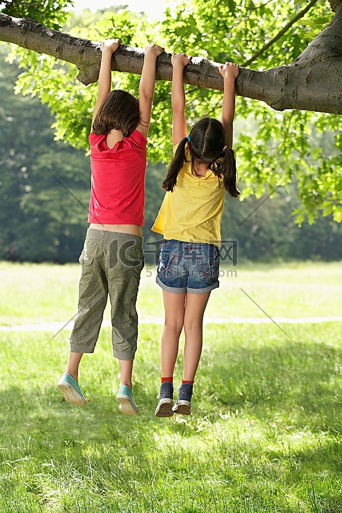两个女孩吊在布兰奇