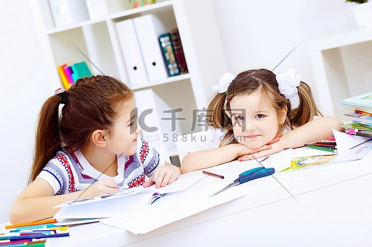 小女孩坐在家里学习