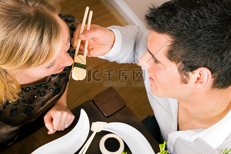 晚餐用寿司喂对方的情侣，浪漫的