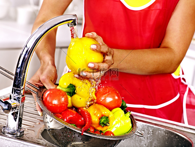 在厨房的女人洗水果.