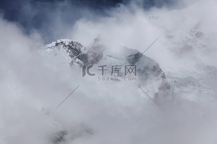 云雾中的高山。尼泊尔。珠穆朗玛