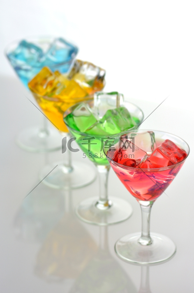 一杯加冰块的彩色饮料