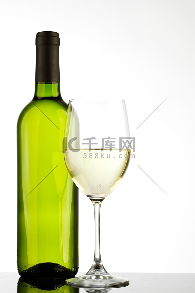 装有白葡萄酒和玻璃杯的瓶子