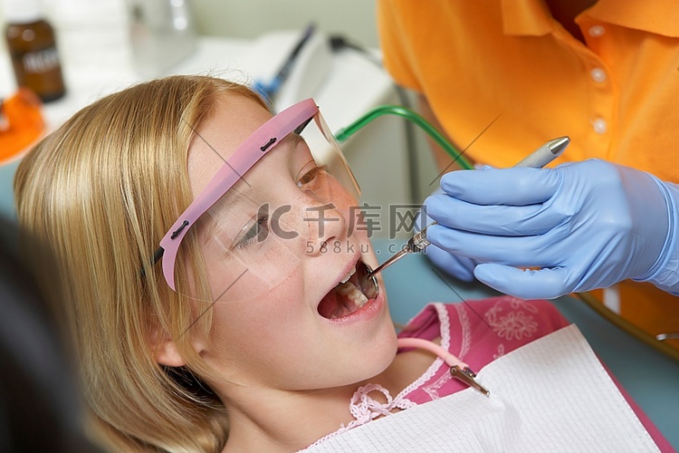 一名女孩正在接受牙科检查