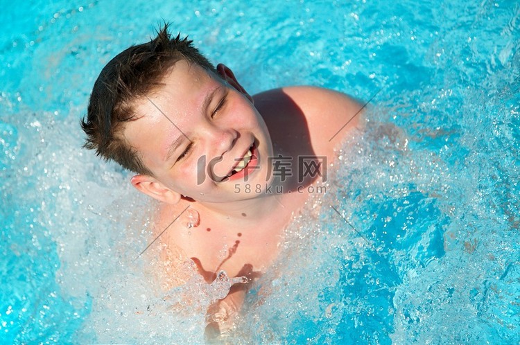 泳池里快乐的男孩