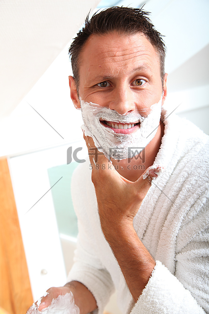 帅哥在浴室刮胡子