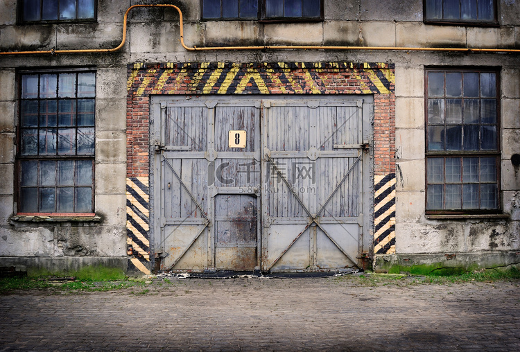 与关闭的门和窗户被遗弃老厂