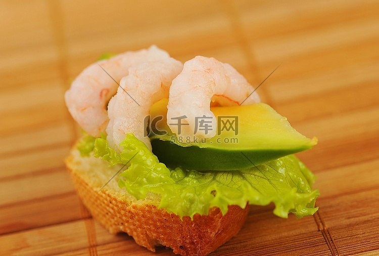 三明治装饰虾，avokado和
