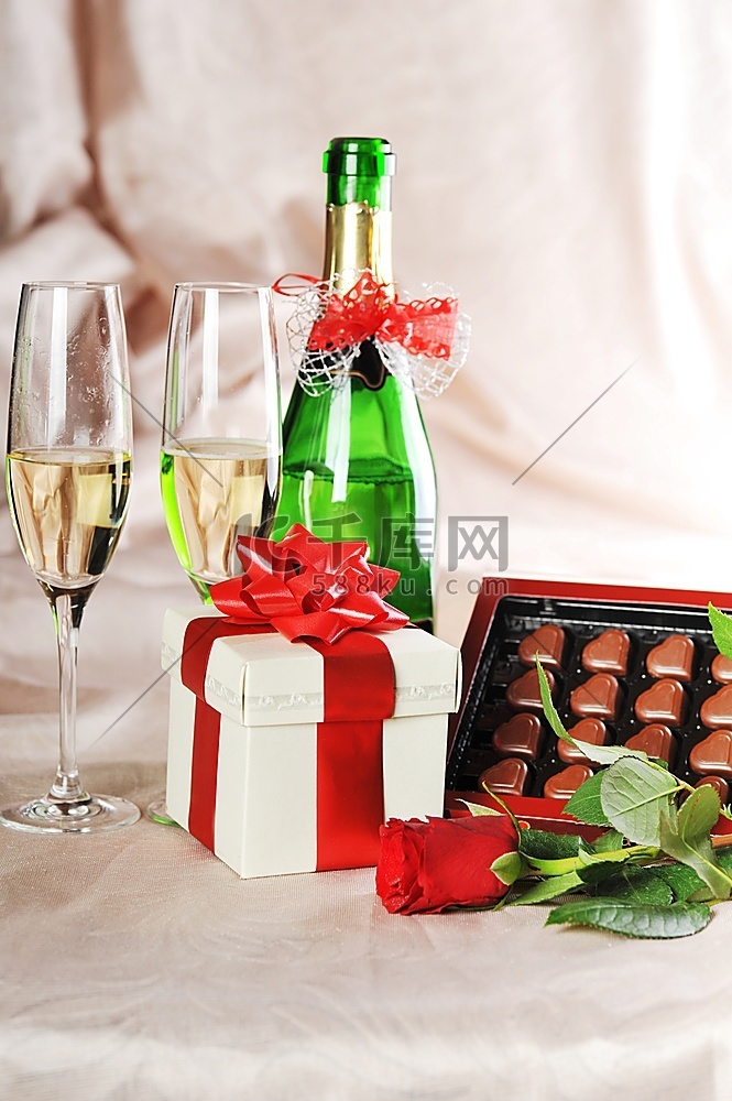 盒装礼物、香槟和红玫瑰特写