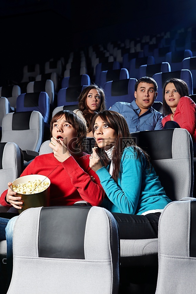 一群年轻人在电影院看电影