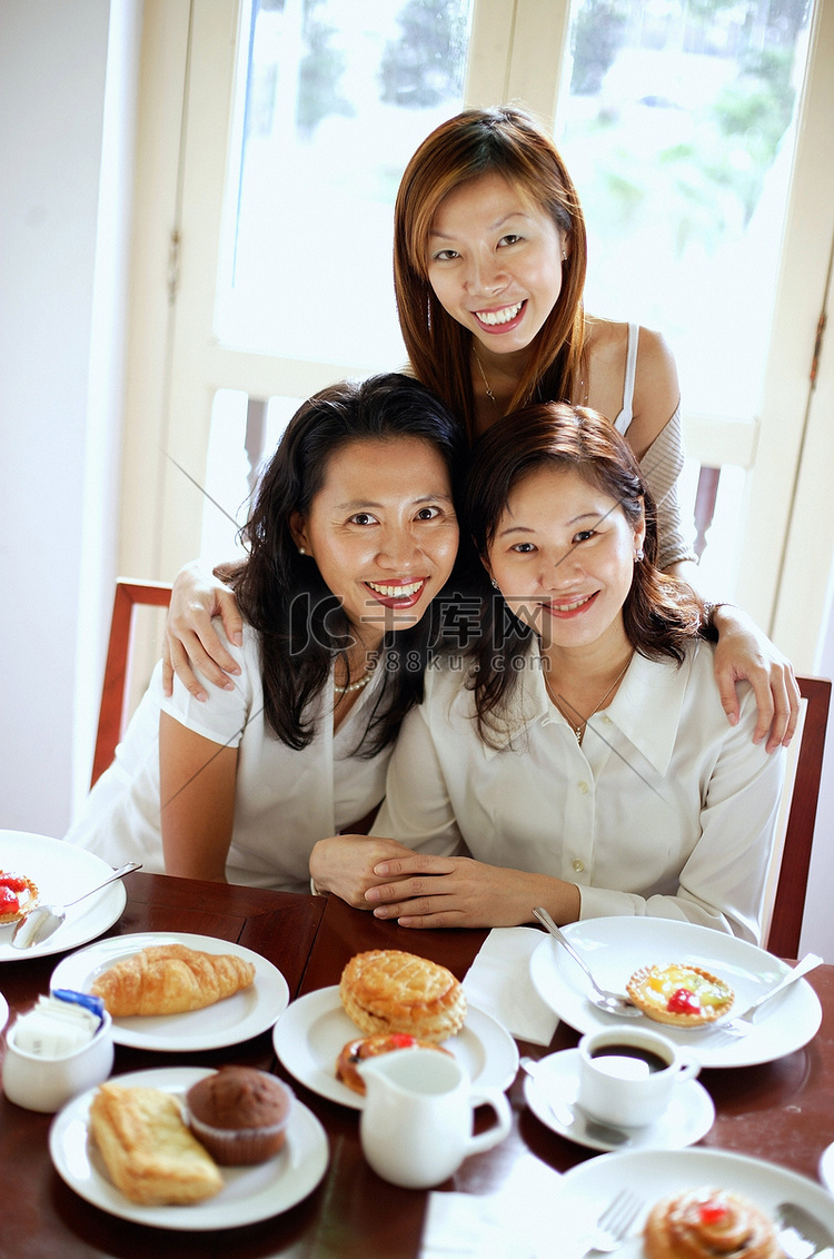 三名女子在咖啡厅