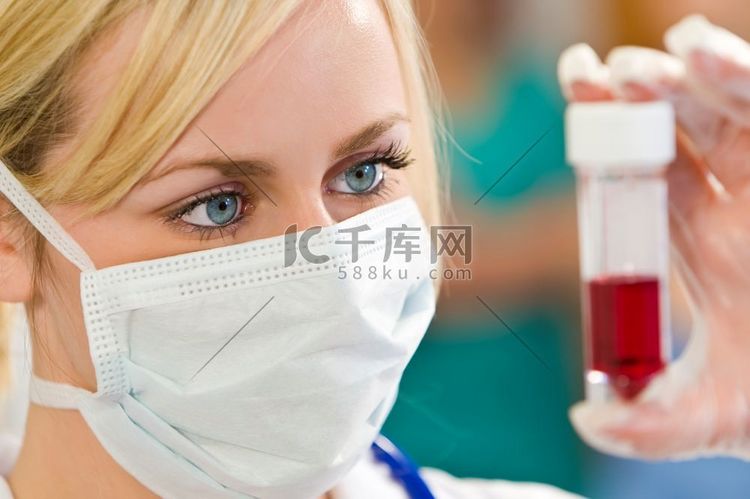 一名年轻的女医生/护士正在看血