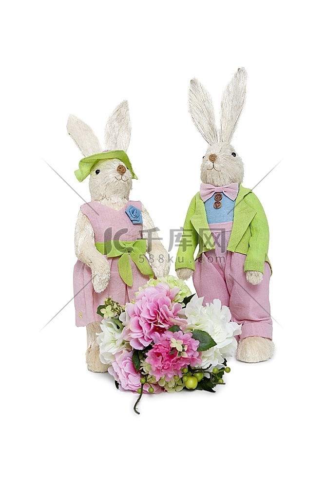 毛绒兔子夫妇站在一起，白色背景