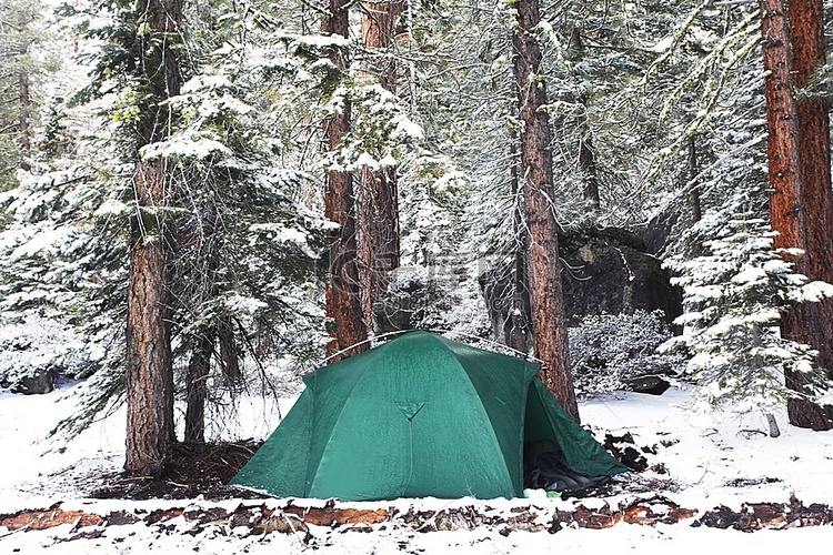 冬日森林中的帐篷