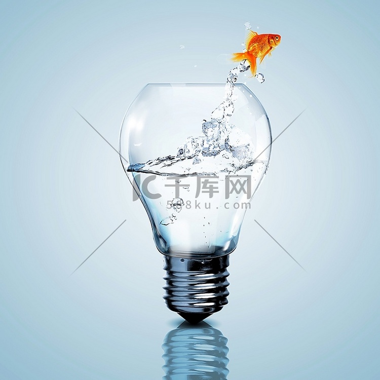 电灯泡里的水中金鱼