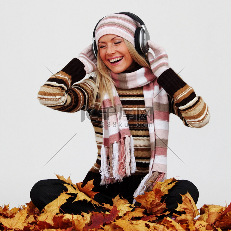 秋天的女人在录音棚里听音乐