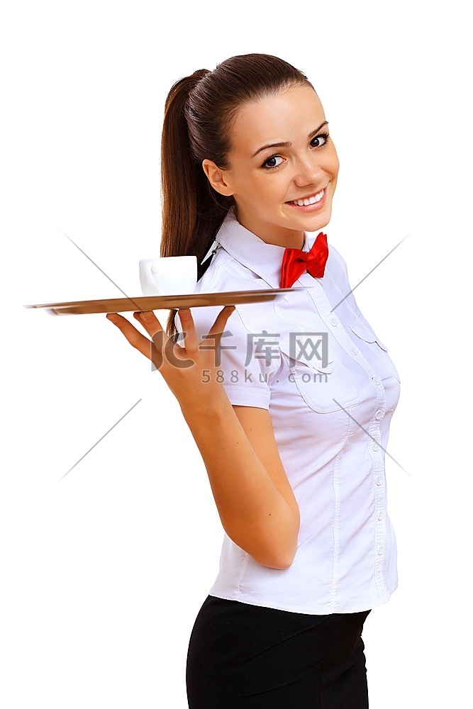 端着空托盘的年轻女服务员的肖像