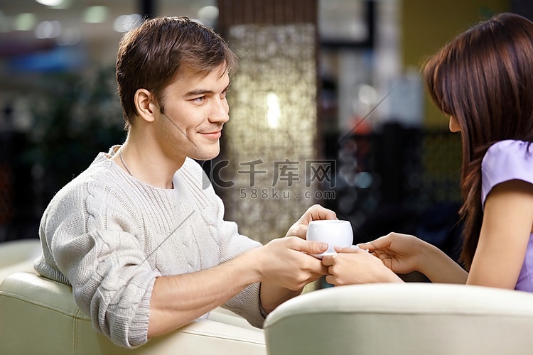 幸福的一对笑容满面的恋人在咖啡
