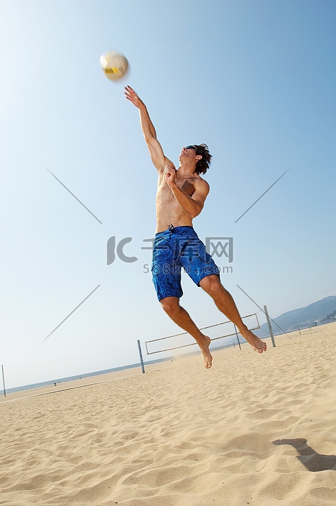 年轻男子打沙滩排球