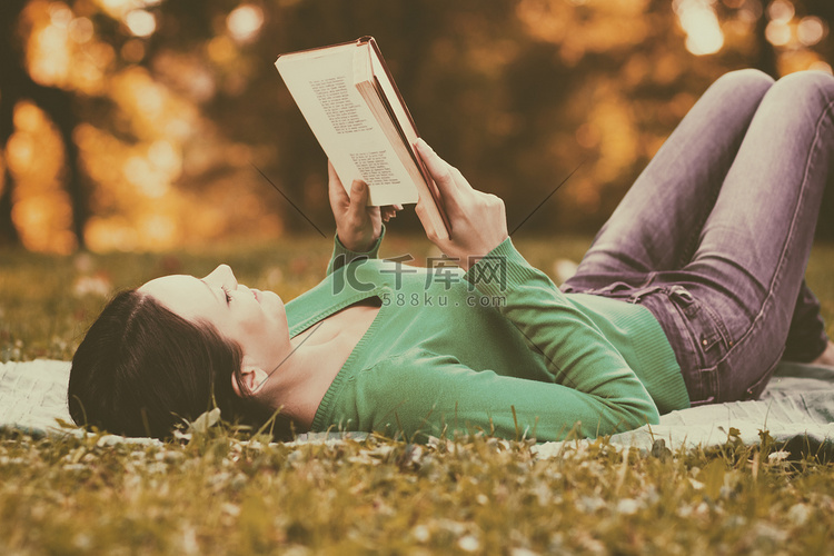 女人正在读一本书，喜欢在她的空