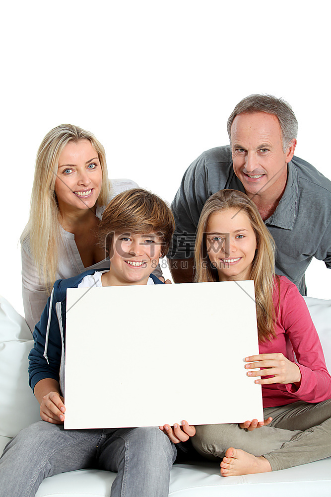 幸福家庭举着白色留言板的肖像