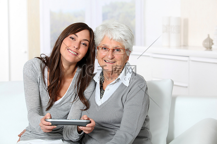 一名年轻女子和奶奶玩电子游戏