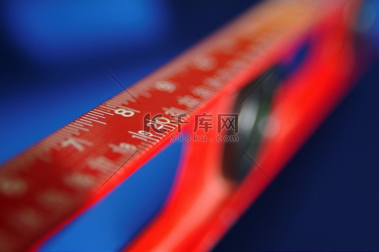 红色水平尺和标尺组合工具。