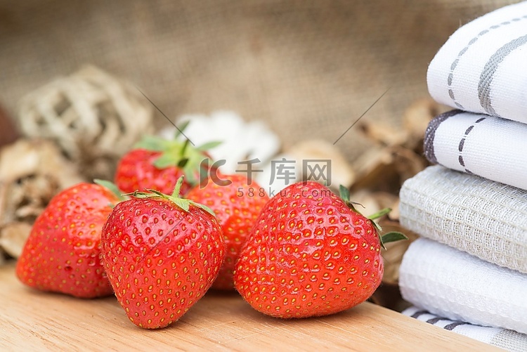 新鲜采摘的夏日草莓，质朴的木质