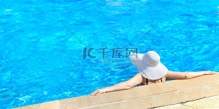 女人在一个游泳池放松