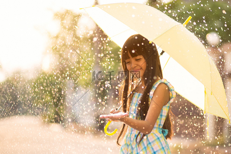 在雨中