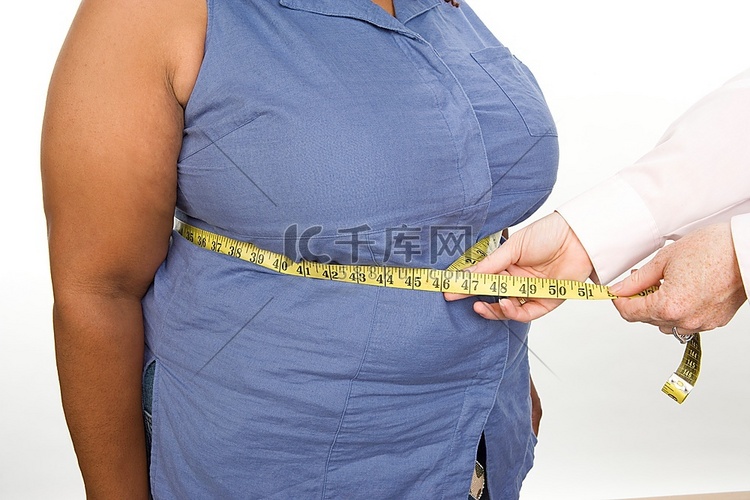 医生对超重的中年女性采取措施