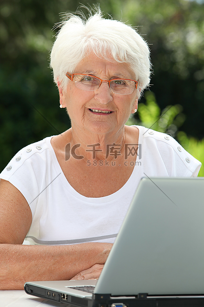 使用互联网的老年妇女