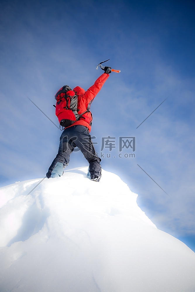 登山者登上一座山峰，表达了他的