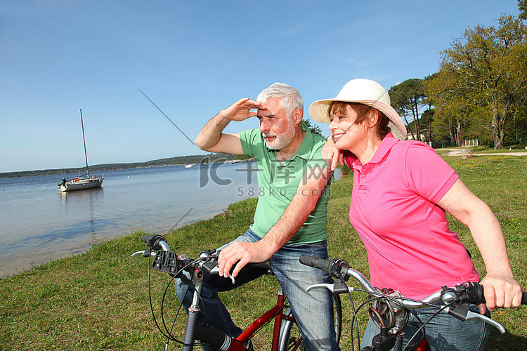 一对老年夫妇在夏天骑自行车