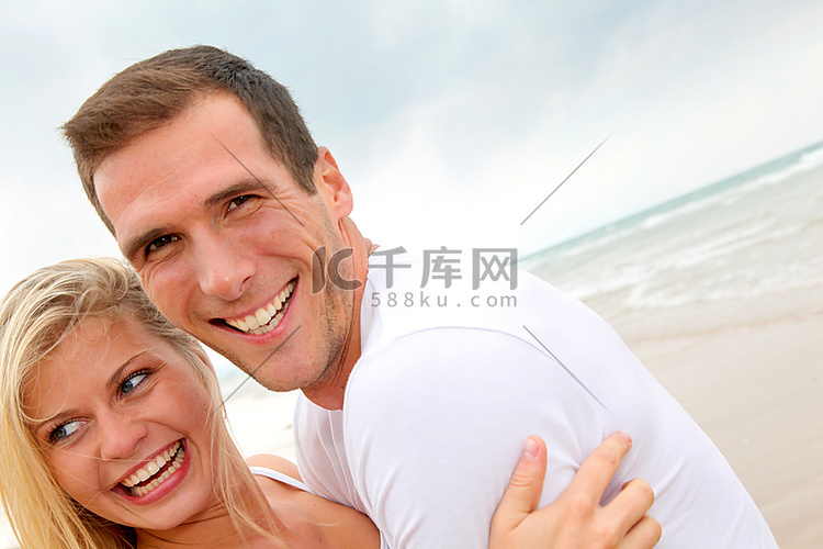 一对夫妇在沙滩上玩得很开心