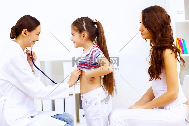 小女孩和年轻医生在医院检查