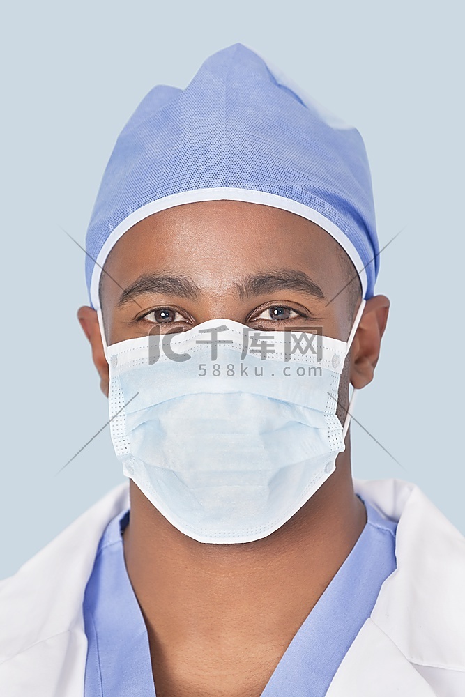 特写镜头的一名男外科医生戴面具