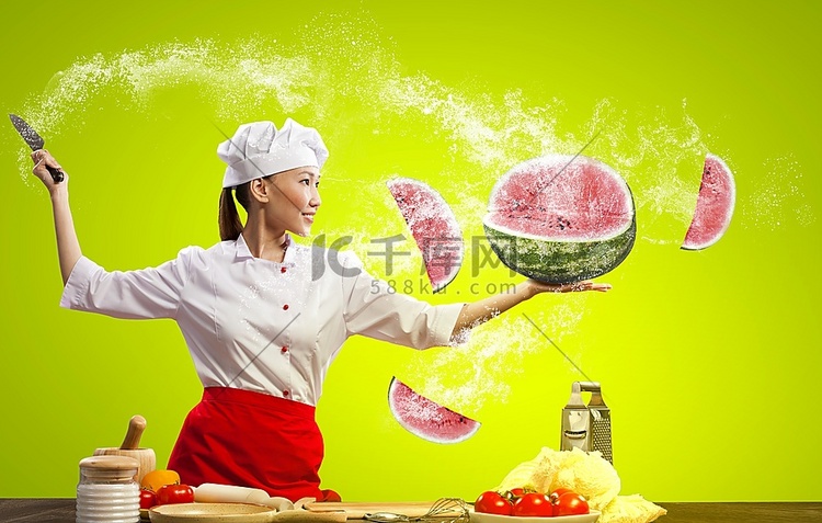 亚洲女厨师在空中用刀切水果和蔬