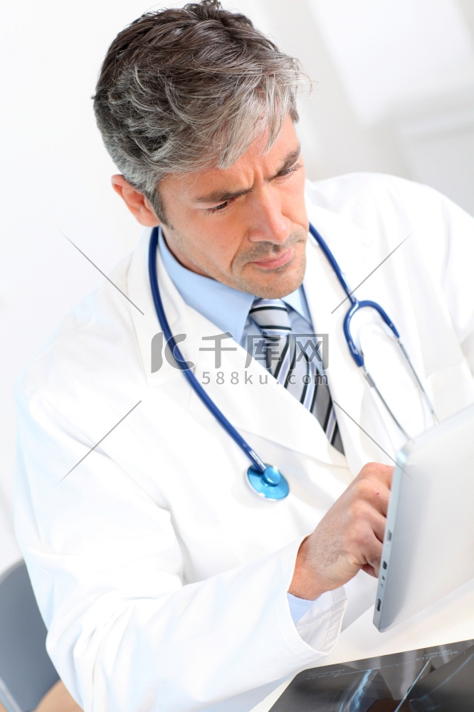 使用电子平板电脑的医务人员画像