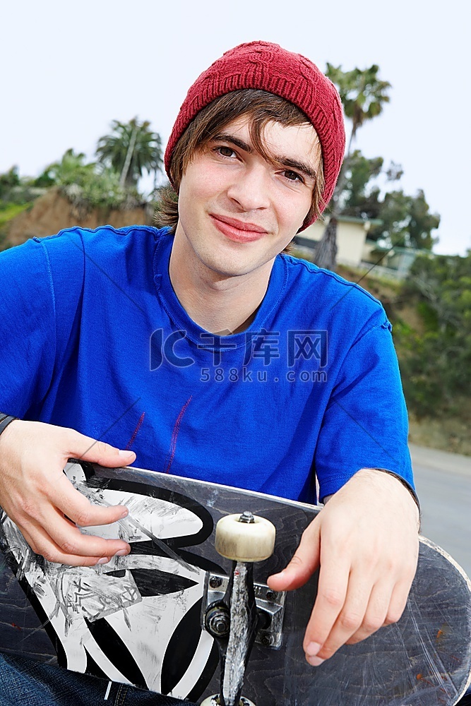 年轻的滑板运动员