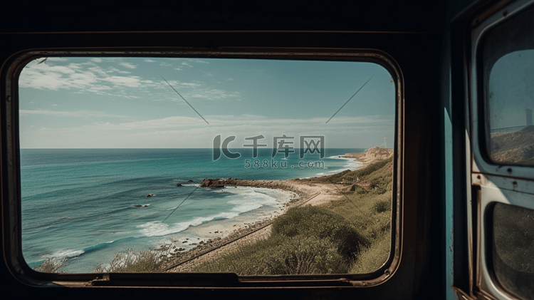 从火车窗口俯瞰大海的景色。
