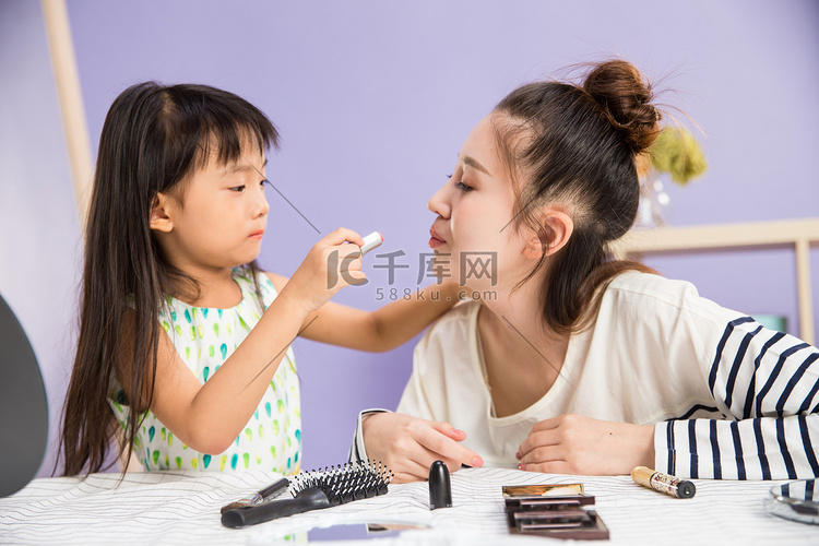 妈妈与女儿在化妆