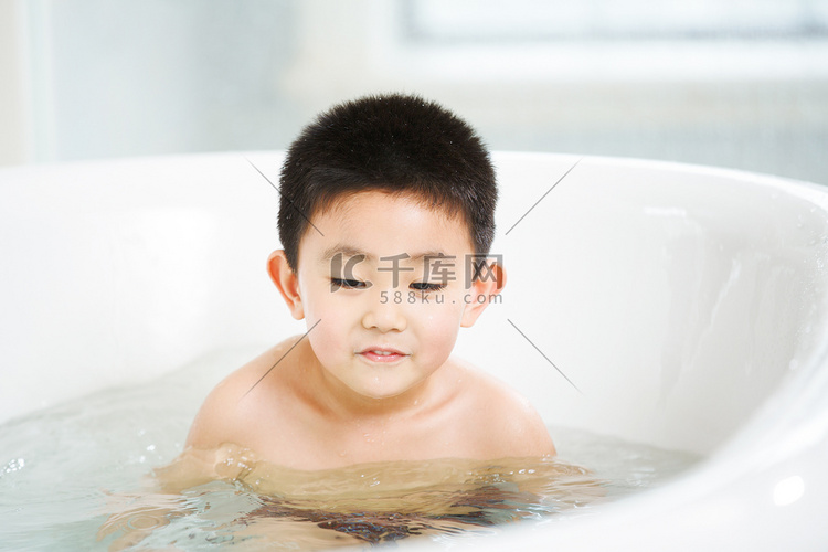 小男孩在洗澡