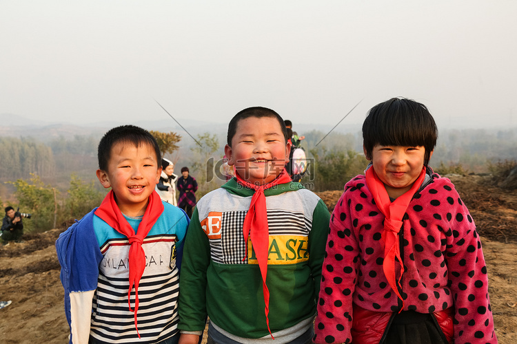 欢乐的乡村小学生