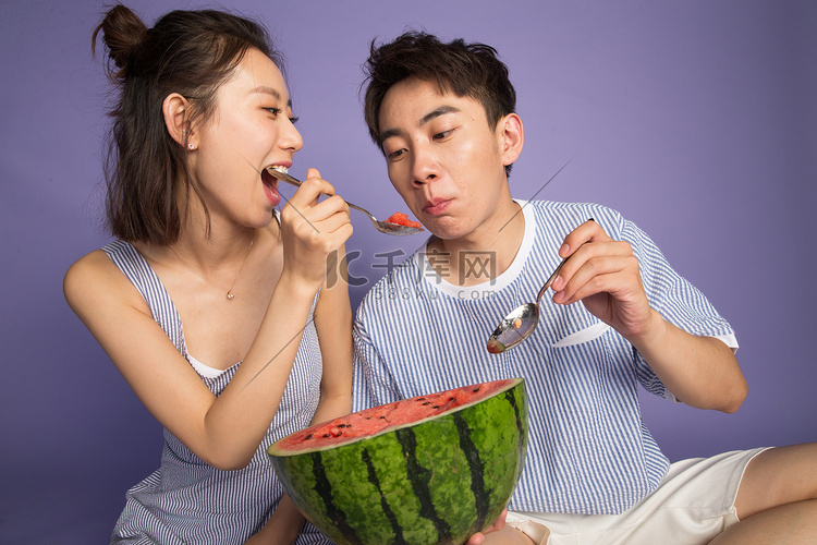 青年男女吃西瓜
