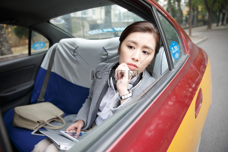 青年女人坐出租车