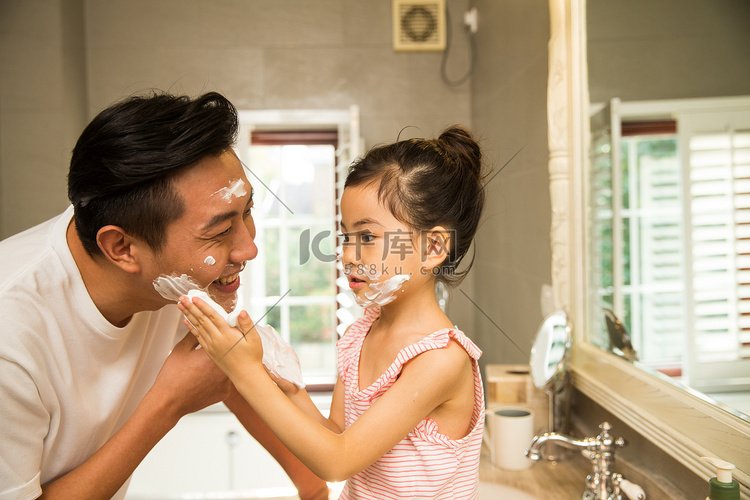 爸爸和女儿在卫生间玩耍