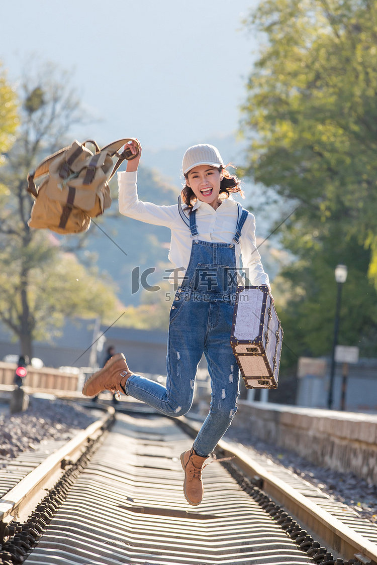 青年女人在铁轨上跳跃