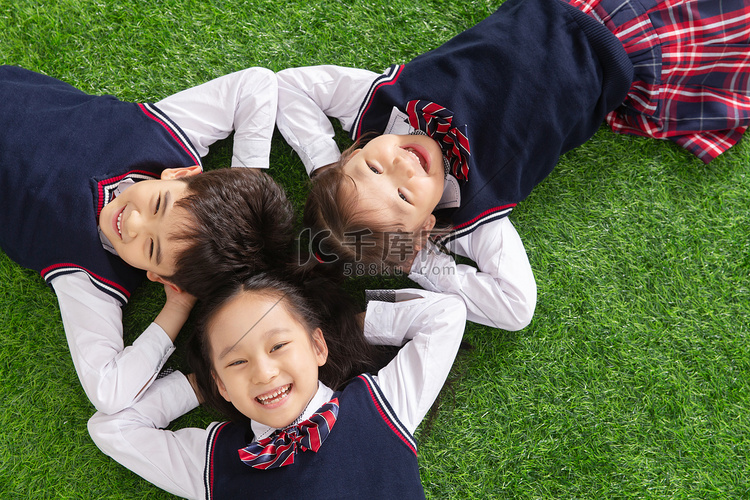 小学生们躺在草地上