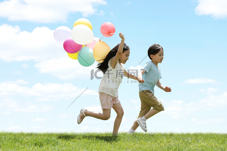 快乐儿童在草地上玩耍